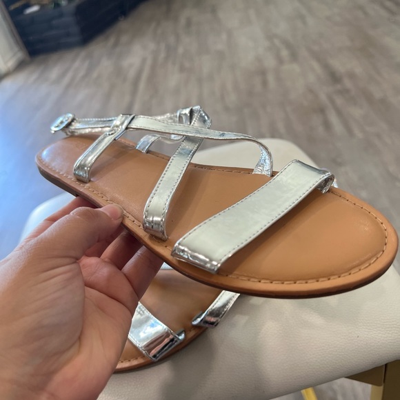 LAST PRICE🍒🤍 FOREVER 21 metallic sandals ✨ - Picture 4 of 5